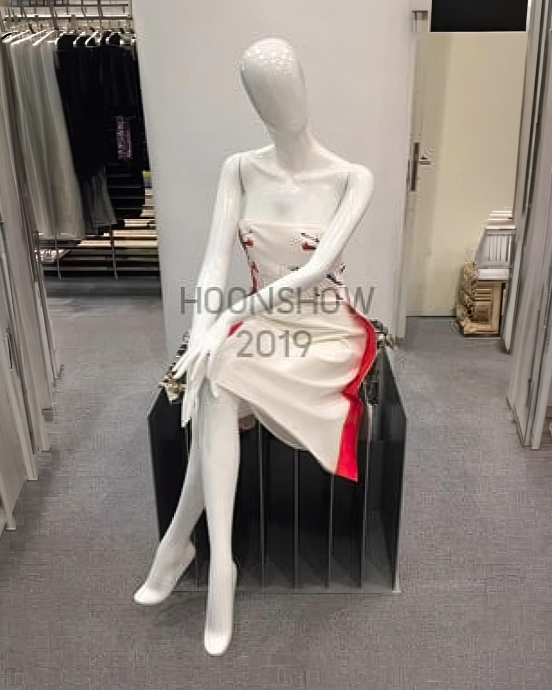 หุ่นไฟเบอร์เต็มตัว หญิง หน้าอวกาศ สีขาวเงา ฐานเหล็ก ไม่เจาะน่อง -W018